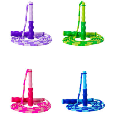 طناب پرش با طول قابل تنظیم با طناب نایلونی مهره‌دار نرم و طراحی دسته موج‌دار که گرفتن راحت و تمرینات مؤثر را تضمین می‌کند