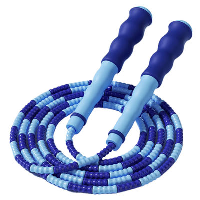 طناب پرش با طول قابل تنظیم با طناب نایلونی مهره‌دار نرم و طراحی دسته موج‌دار که گرفتن راحت و تمرینات مؤثر را تضمین می‌کند